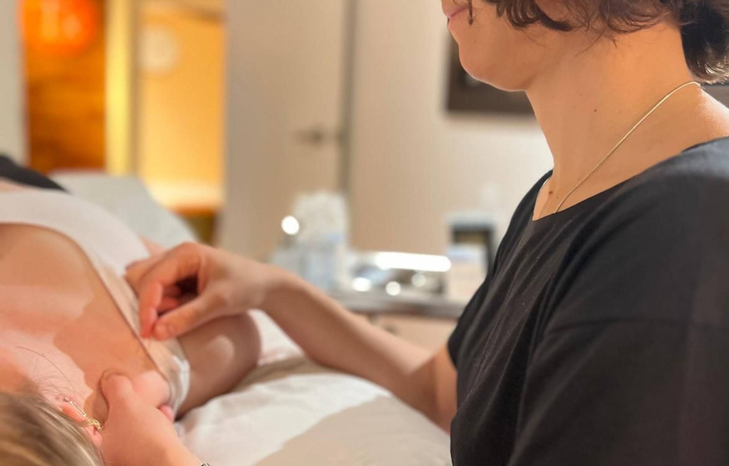 Physiotherapist taking care of a patient during a physiotherapy session at Tx Therapies in Old Montreal, downtown and Griffintown.