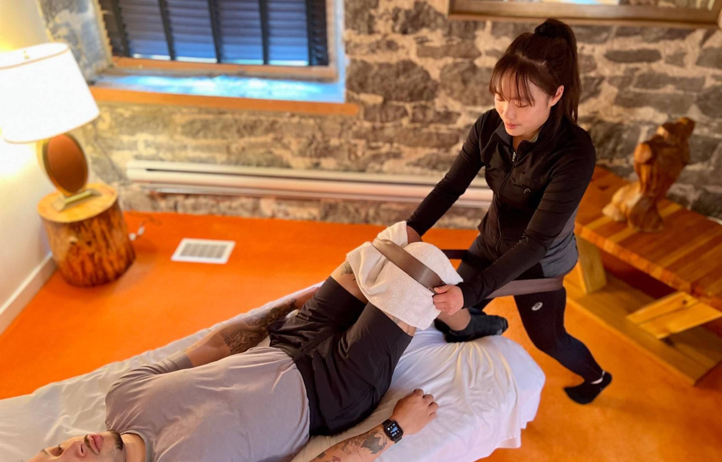 Un physiothérapeute dirige un exercice de renforcement musculaire pour un patient lors d'une séance de physiothérapie à Tx Therapies dans le Vieux-Montréal, le centre-ville et Griffintown.